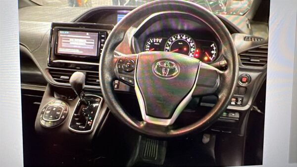 Toyota Voxy - Image 3