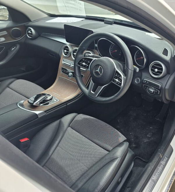 Mercedes Benz C-180 - Image 2
