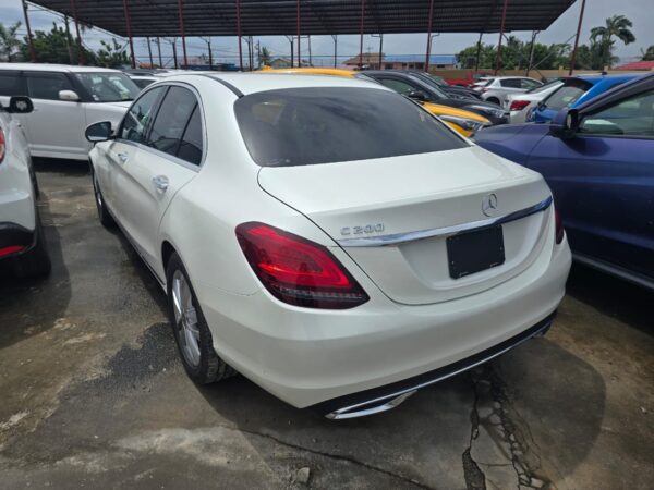 Mercedes Benz C-180 - Image 5