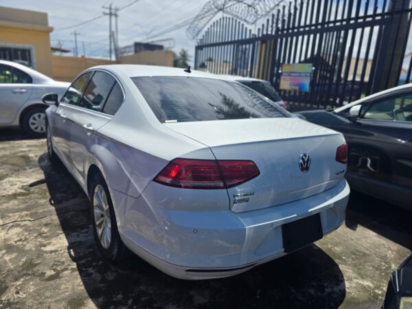 Volkswagen Passat - Image 5