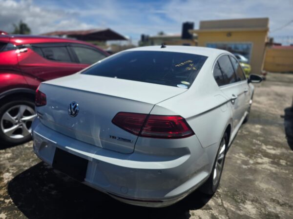 Volkswagen Passat - Image 4