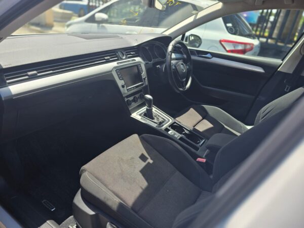 Volkswagen Passat - Image 2