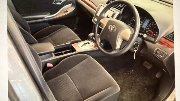 Toyota Premio - Image 2