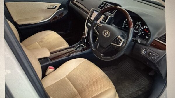Toyota Premio - Image 2