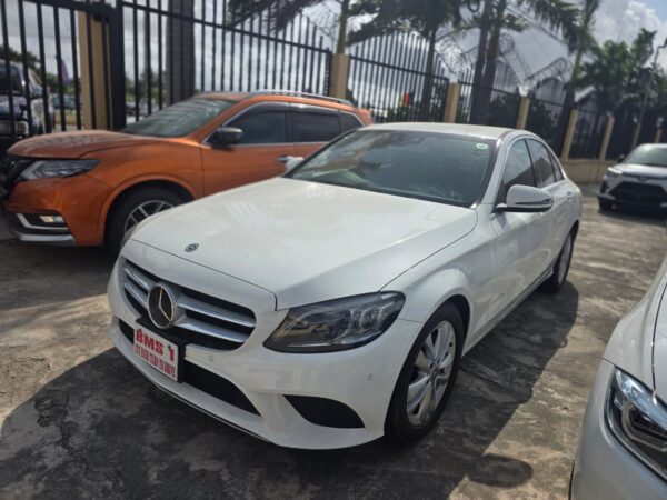 Mercedes Benz C-180 - Image 2